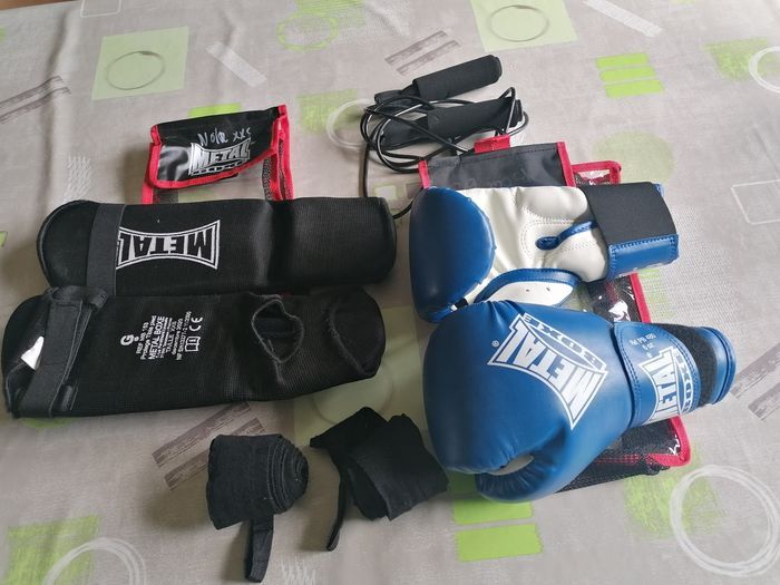 démonstration de gants de boxe, bandage et corde a danser.