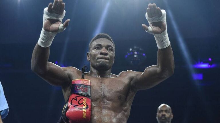 Le boxeur Christian Mbillie célèbre sa victoire.