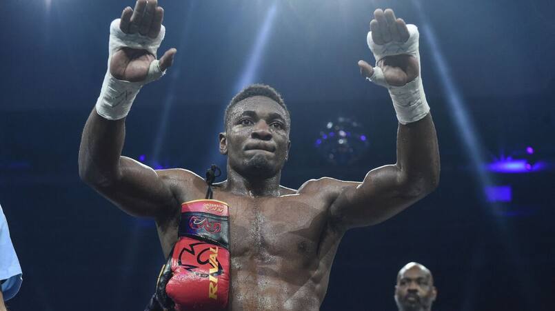 Le boxeur Christian Mbillie célèbre sa victoire.