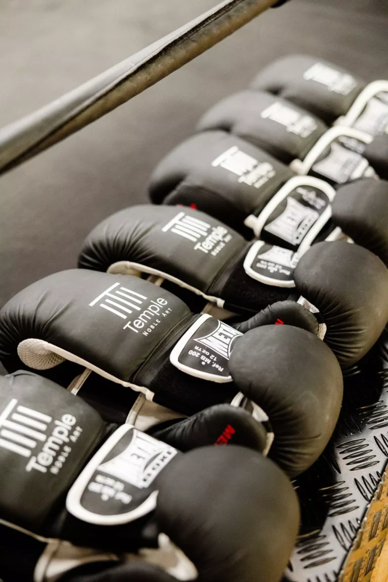 5 paire de gants de boxe sur un mur