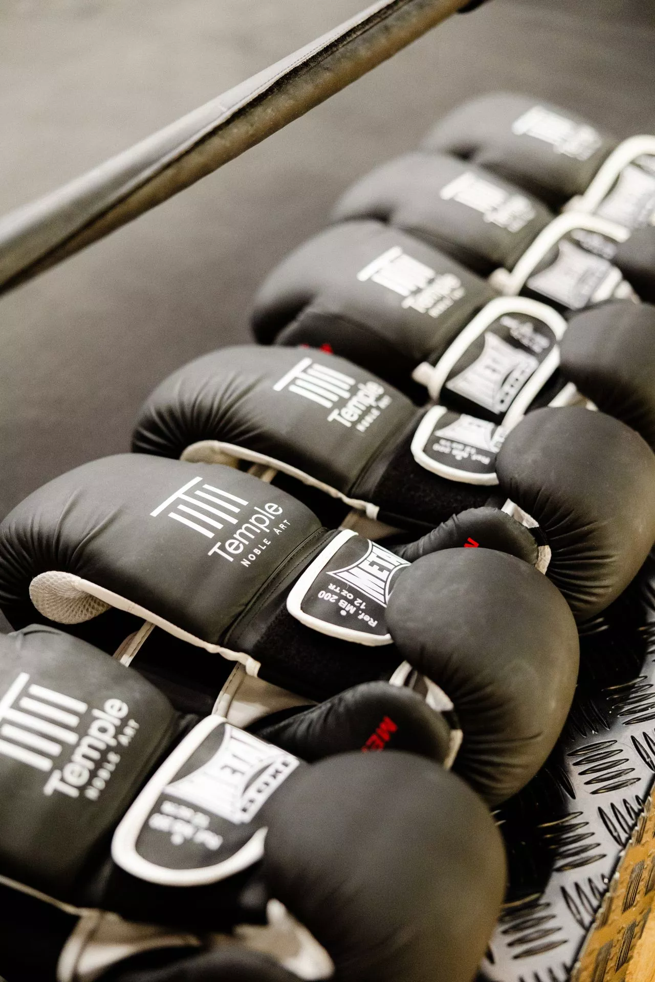 5 paire de gants de boxe sur un mur