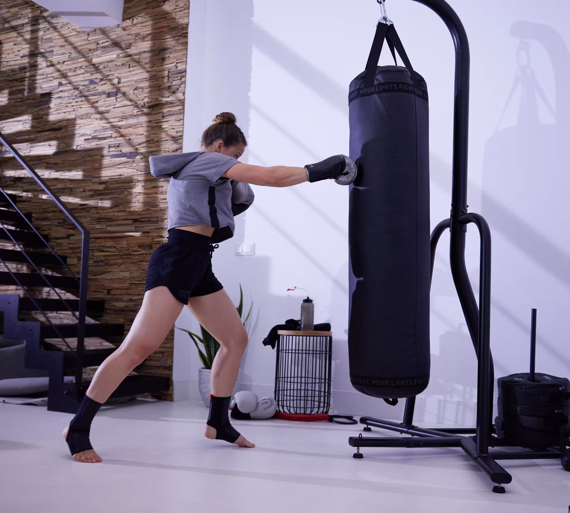 Femme qui frappe sur un sac de boxe