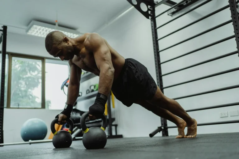 Un homme fait des push up
