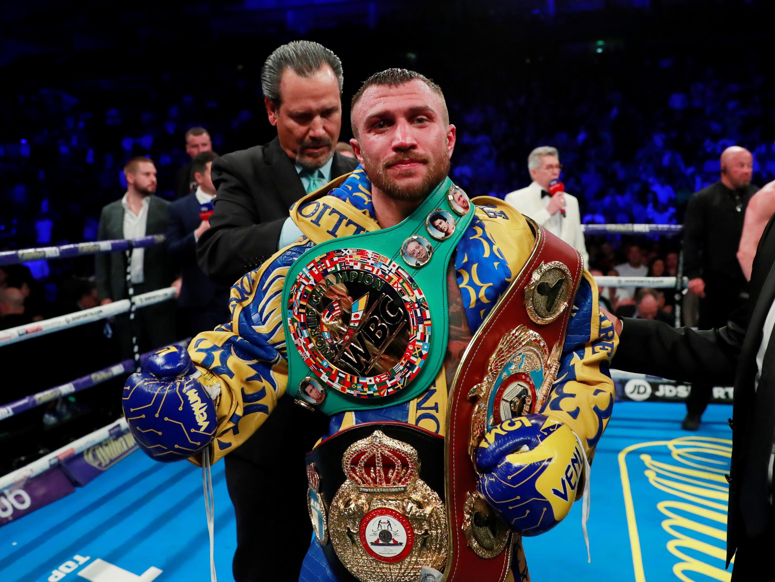 Boxeur avec toute ses ceintures de champion